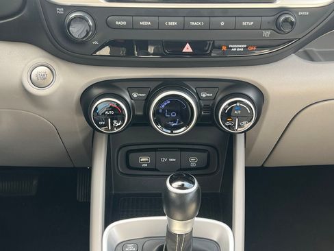 Certified 2025 Hyundai Venue SEL FWD image 31