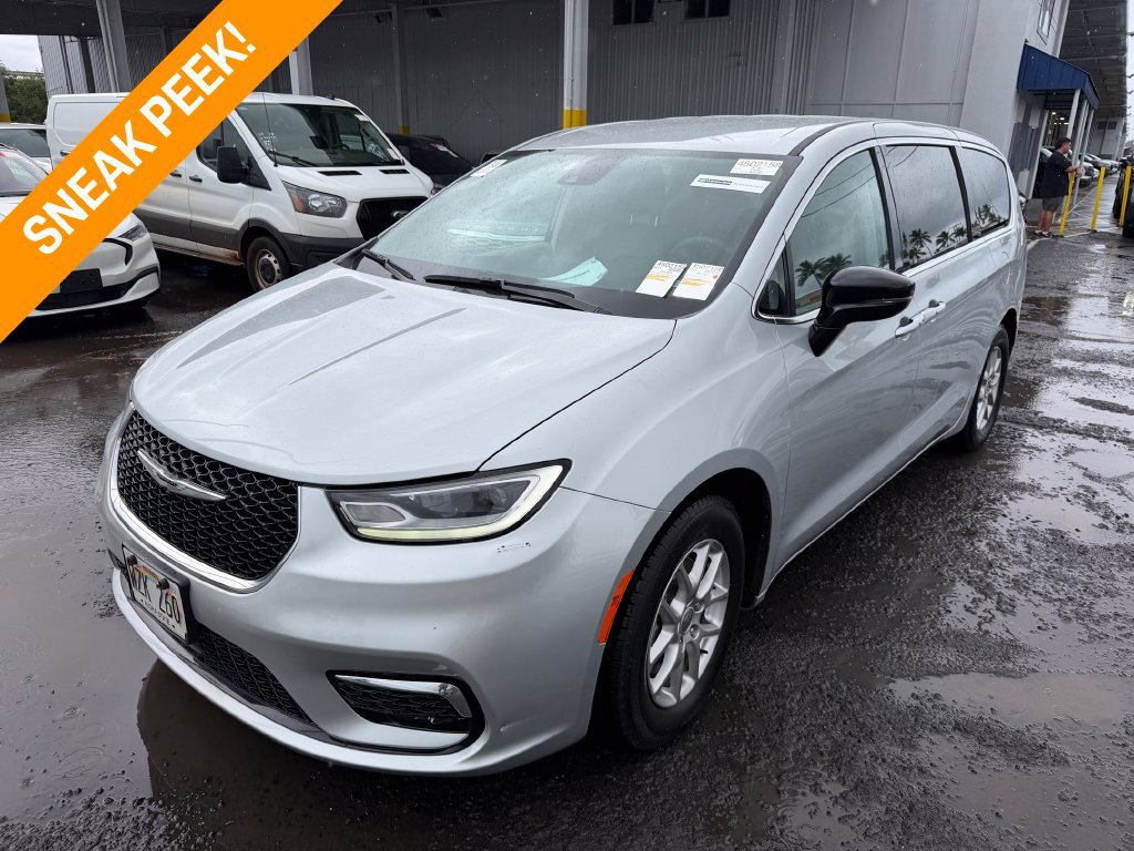 Used 2024 Chrysler Pacifica Touring-L FWD image 1