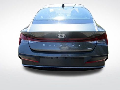 Used 2025 Hyundai Elantra Limited image 8
