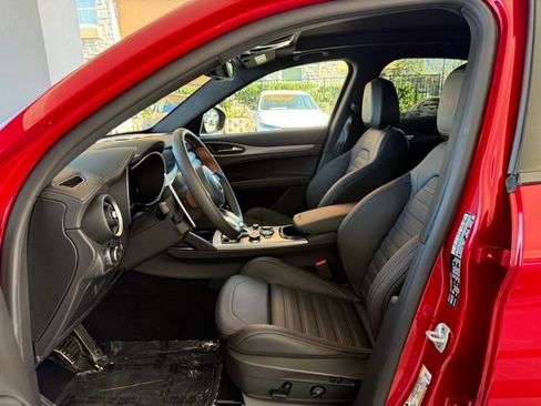 New 2025 Alfa Romeo Stelvio Sprint image 9