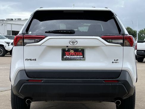 Used 2025 Toyota RAV4 LE AWD/4WD image 5