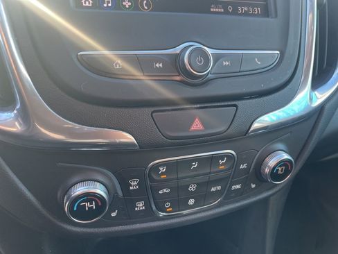 Used 2020 Chevrolet Equinox LT w/ Driver Convenience Package image 18