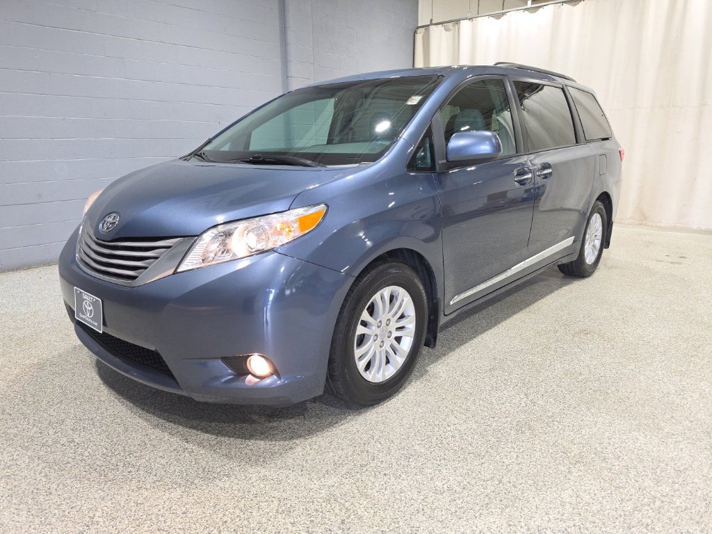 Used 2017 Toyota Sienna XLE FWD image 4
