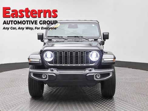 Used 2025 Jeep Wrangler Unlimited Sahara AWD/4WD image 2