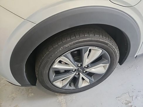 Used 2022 Chevrolet Bolt EUV LT w/ Convenience Package image 5