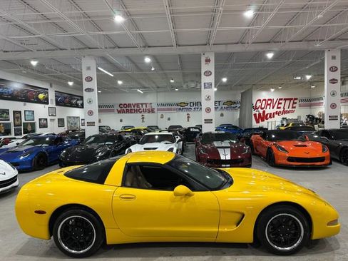 Used 2004 Chevrolet Corvette Coupe w/ Roof Package image 5