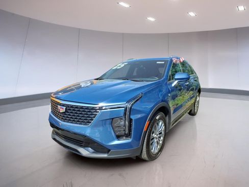 Used 2025 Cadillac XT4 Premium Luxury AWD/4WD image 2