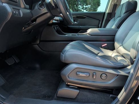Used 2025 Honda Pilot Touring image 11