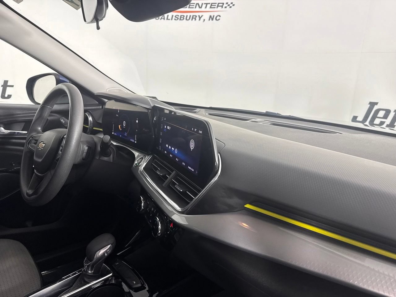 Used 2024 Chevrolet Trax LT FWD image 30