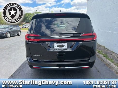 Used 2024 Chrysler Pacifica Touring-L FWD image 4