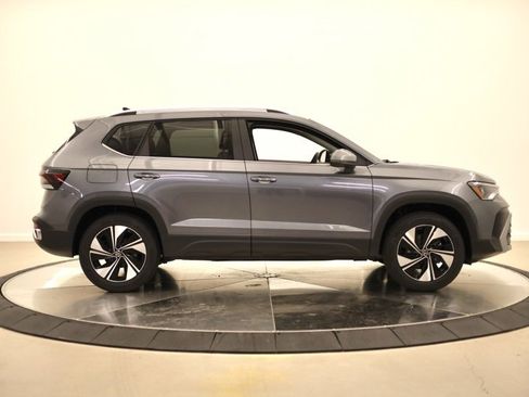 New 2026 Volkswagen Taos SE image 2