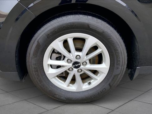 Used 2023 Kia Carnival LX image 11