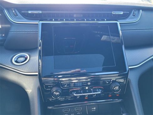 Used 2025 Jeep Grand Cherokee Altitude image 22