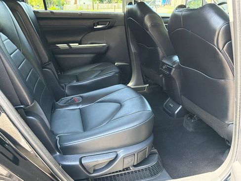 Used 2022 Toyota Highlander XLE AWD/4WD image 11