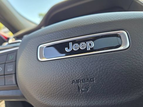 Used 2025 Jeep Grand Cherokee Altitude AWD/4WD image 19