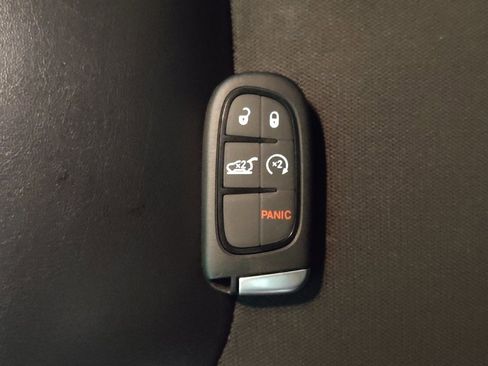 Used 2019 Jeep Cherokee Latitude Plus w/ Comfort/Convenience Group FWD image 32