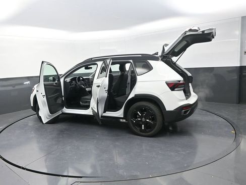 New 2026 Volkswagen Taos SE AWD/4WD image 32