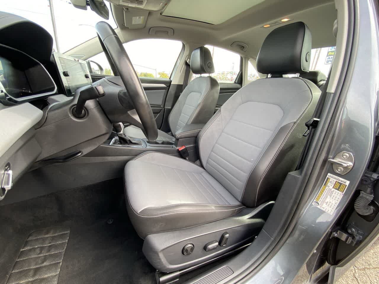 Used 2025 Volkswagen Jetta SE FWD image 11