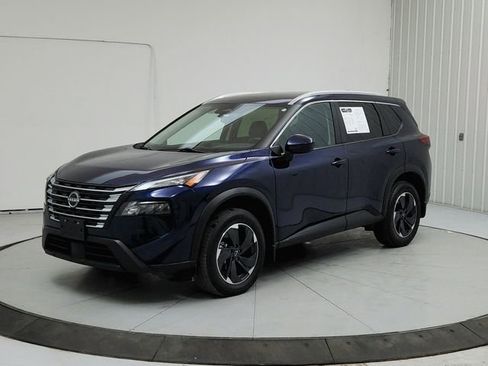 Used 2024 Nissan Rogue SV w/ SV Premium Package image 3