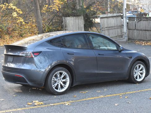 Used 2021 Tesla Model Y Long Range image 9