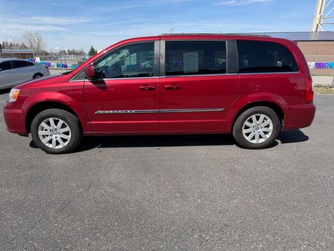 Used 2015 Chrysler Town & Country Touring FWD image 7