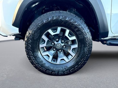Used 2022 Toyota Tacoma TRD Off-Road image 22