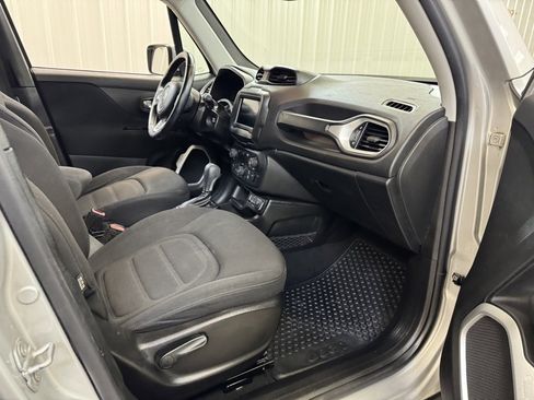 Used 2018 Jeep Renegade Latitude w/ Cold Weather Group image 25