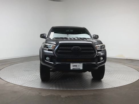Used 2017 Toyota Tacoma TRD Off-Road w/ Premium & Technology Package AWD/4WD image 3