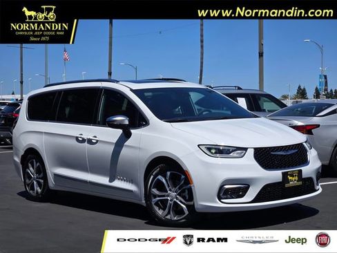 New 2026 Chrysler Pacifica Pinnacle w/ Trailer Tow Group FWD image 1