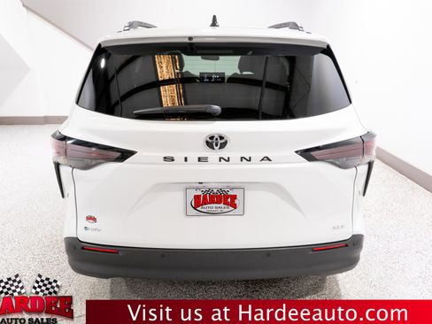 Used 2026 Toyota Sienna XLE FWD image 4