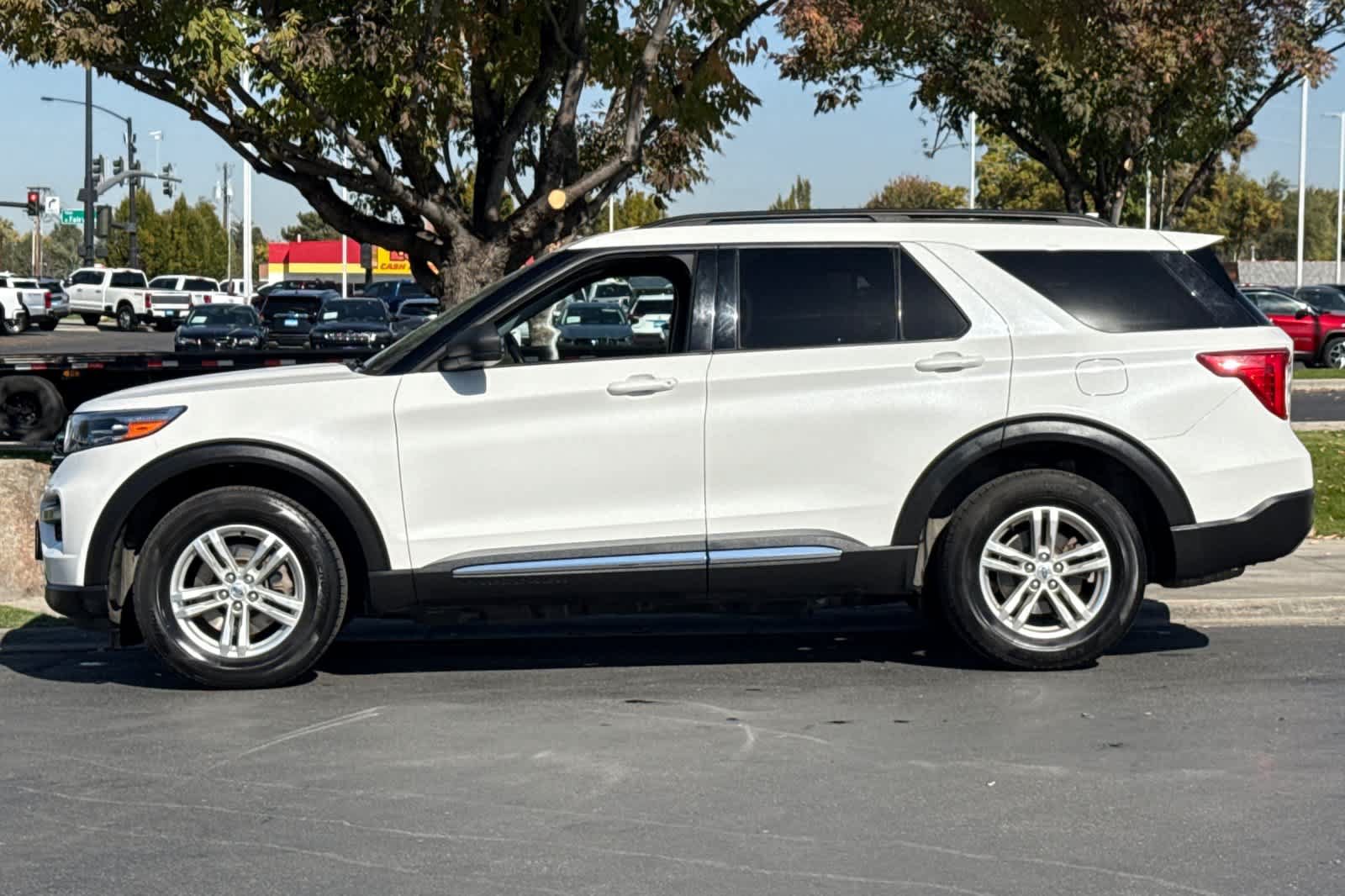 Certified 2022 Ford Explorer XLT w/ Equipment Group 202A AWD/4WD image 5