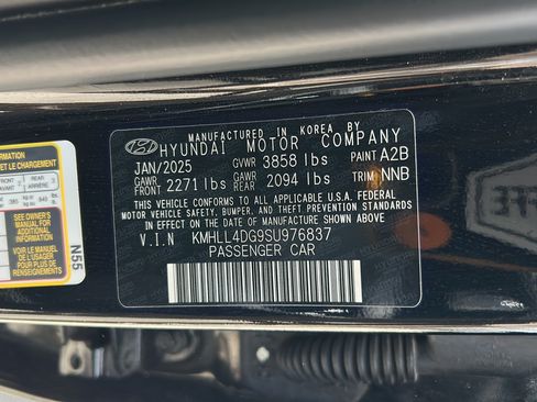 Used 2025 Hyundai Elantra SE FWD image 29