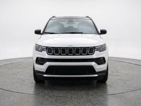 Used 2025 Jeep Compass Limited AWD/4WD image 2