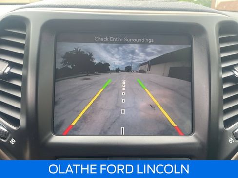Used 2017 Jeep Cherokee Latitude FWD image 14