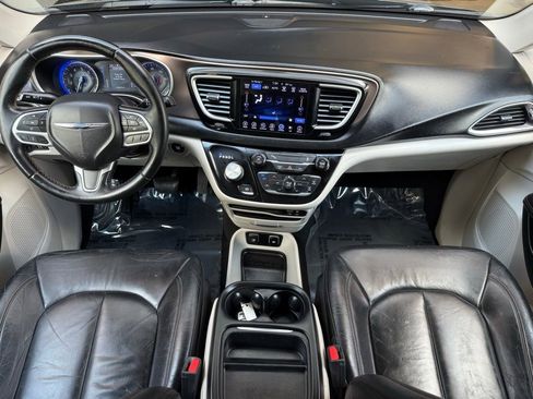 Used 2017 Chrysler Pacifica Touring-L w/ 13 Speaker Alpine Sound Group FWD image 20