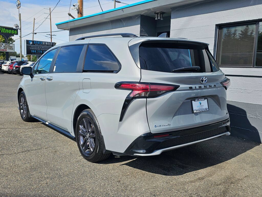 Used 2025 Toyota Sienna XSE AWD/4WD image 3