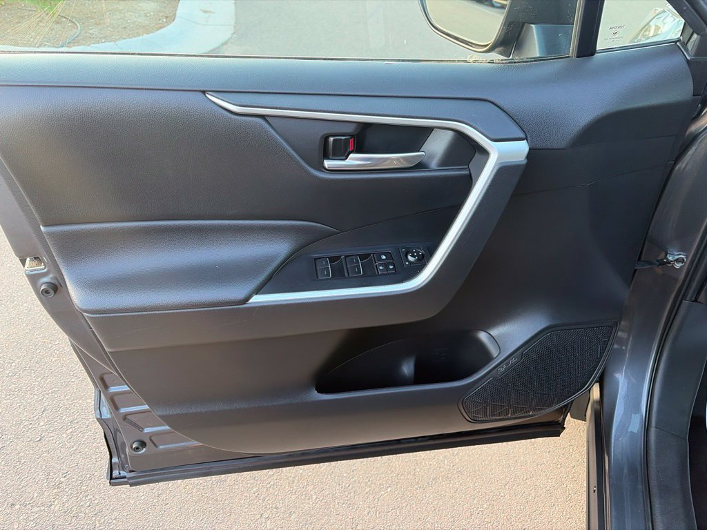 Used 2022 Toyota RAV4 XLE AWD/4WD image 23