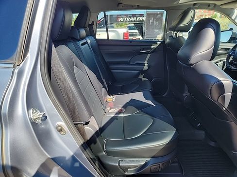 Used 2022 Toyota Highlander XLE AWD/4WD image 47