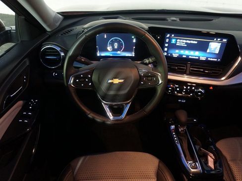 Certified 2025 Chevrolet Trax LT w/ LT Convenience Package image 12