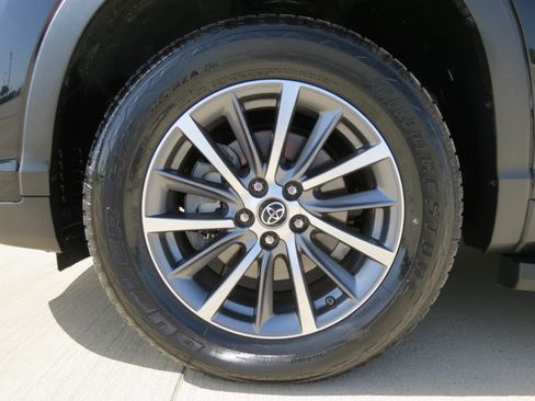 Used 2019 Toyota Highlander XLE FWD image 10