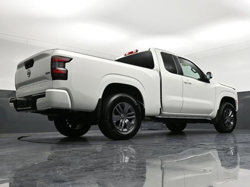 Certified 2025 Nissan Frontier SV image 31