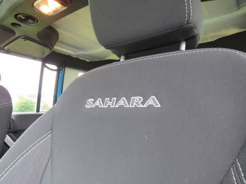 Used 2018 Jeep Wrangler Unlimited Sahara w/ Dual Top Group AWD/4WD image 10