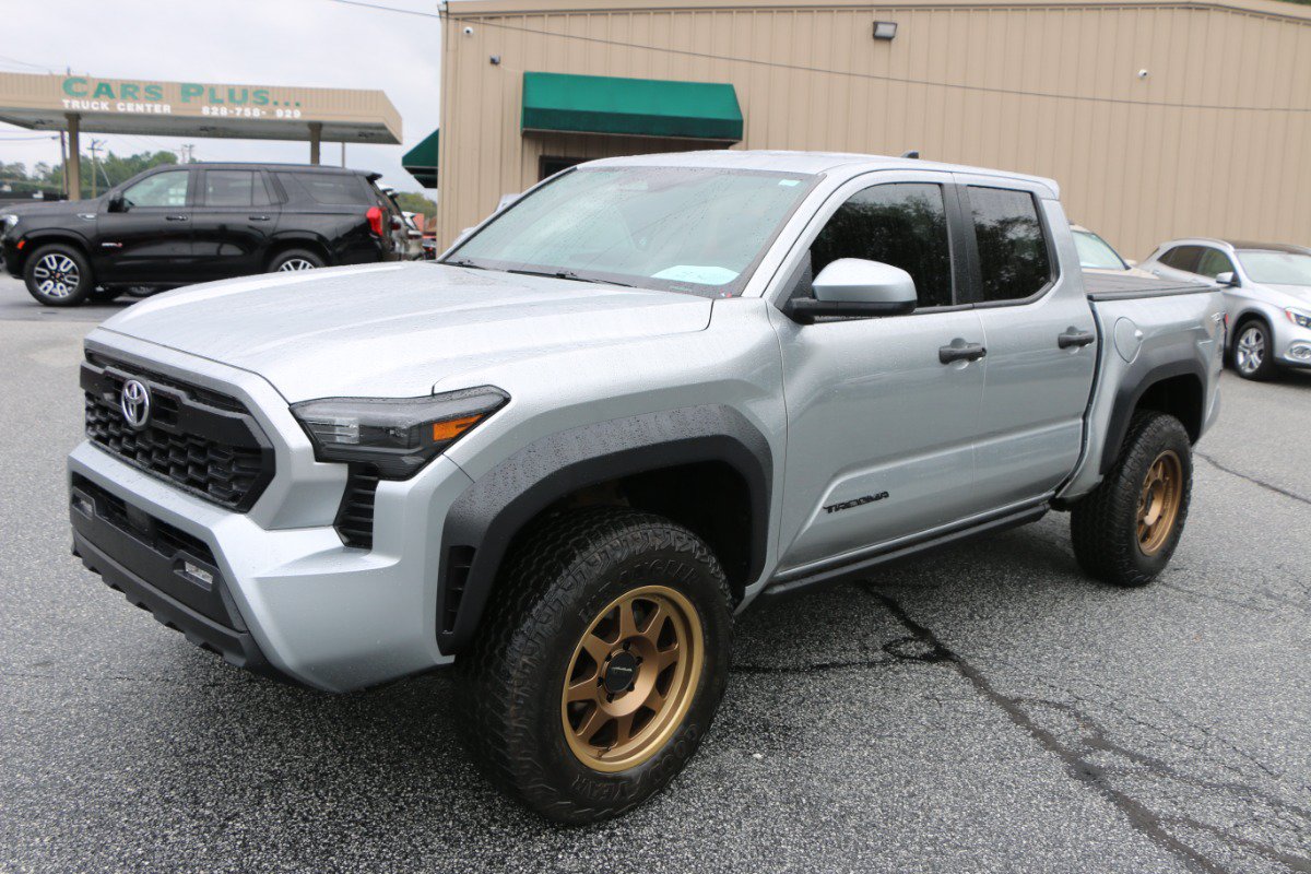Used 2024 Toyota Tacoma TRD Off-Road AWD/4WD image 1