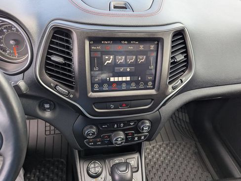 Used 2019 Jeep Cherokee Trailhawk w/ Cold Weather Group AWD/4WD image 15