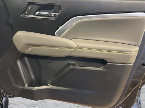 Used 2025 Chevrolet Colorado ZR2 w/ Technology Package AWD/4WD image 15