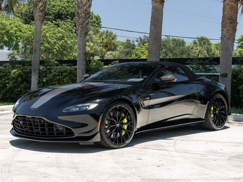 Used 2022 Aston Martin V8 Vantage Roadster RWD image 2