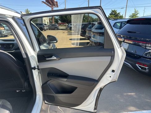 Used 2022 Volkswagen Taos SE FWD image 15