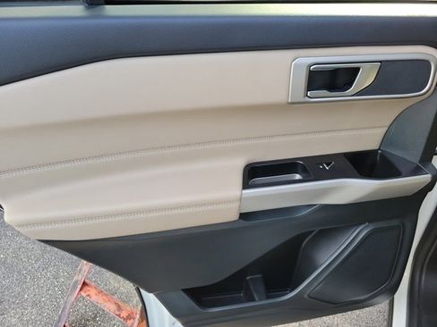 Used 2024 Ford Explorer XLT RWD image 15
