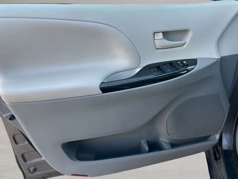 Used 2013 Toyota Sienna LE w/ Towing Pkg FWD image 11