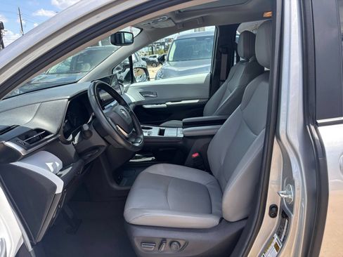 Used 2025 Toyota Sienna XLE FWD image 23